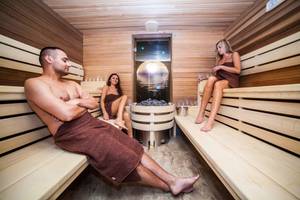 Sauna im Olymp III Wellness Resort Kolberg mit Gästen auf Holzbänken