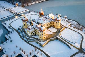 Schloss Moritzburg Sachsen im Winter, Luftaufnahme mit Schnee und zugefrorenem Teich