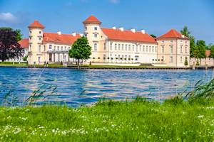 Schloss Rheinsberg mit Türmen am See in Brandenburg im Sommer
