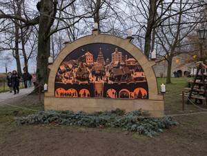 Schwibbogen mit Weihnachtsmarktmotiv auf Festung Königstein in Sachsen