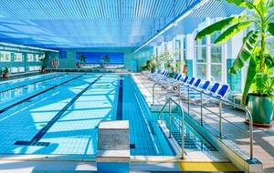 Schwimmbad im AHORN Berghotel Friedrichsroda mit Liegestühlen und Bahnenpool