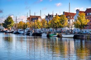 Segelboote am Traveufer in der Lübecker Altstadt im Herbst