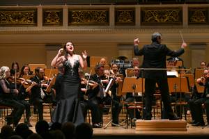 Sopranistin singt mit Orchester beim Neujahrskonzert im Konzerthaus Berlin
