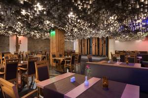 Stollenbar im Ahorn Hotel am Fichtelberg mit außergewöhnlicher Metallröhren-Deckengestaltung
