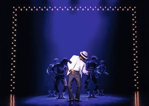 Tänzer im weißen Anzug mit Hut auf Bühne bei MJ – Das Michael Jackson Musical Hamburg