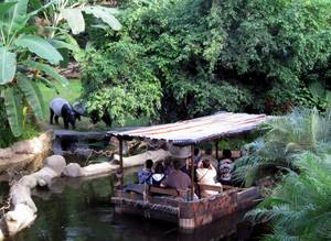 Tapire im Gehege des Zoo Leipzig, im Vordergrund Bootstour mit Besuchern