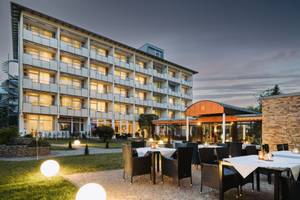 Thermenhotel Sonnenhof Außenansicht mit beleuchteter Terrasse am Abend