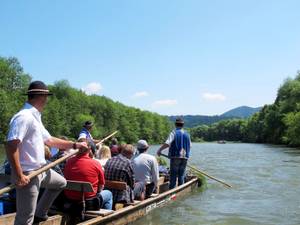 Traditionelle Floßfahrt auf dem Dunajec im Nationalpark Pieniny, Slowakei