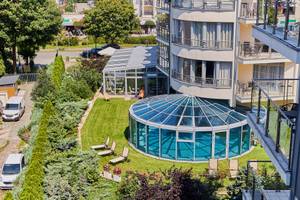 Überdachter Pool mit Glaskuppel im Garten des Avangard Resort in Swinemünde