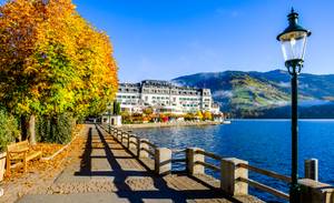 Uferpromenade am Zeller See in Zell am See mit Herbstlaub und Blick auf Grandhotel