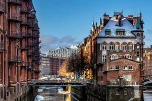 Verschneite Speicherstadt Hamburg mit Blick auf Elbphilharmonie im Winter