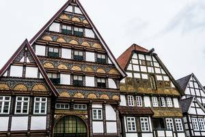 Verzierte Fachwerkgiebel in Bad Salzuflen mit goldenen Schnitzereien, Nordrhein-Westfalen