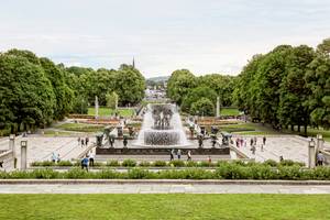 Vigeland-Brunnen im Frognerpark mit Skulpturen und Besuchern in Oslo