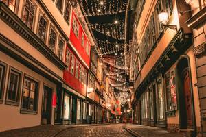 Weihnachtlich beleuchtete Gasse in der historischen Altstadt von Erfurt bei Nacht