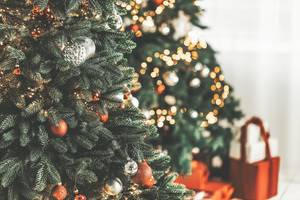 Weihnachtsbaum mit roten und silbernen Kugeln, Lichterketten und Geschenken