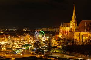 Weihnachtsmarkt am Dom zu Erfurt bei Nacht mit Riesenrad und Lichterglanz