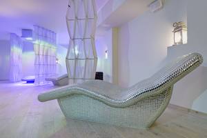 Wellnessbereich mit Mosaik-Liege im Hotel & SPA Drei Inseln in Swinemünde