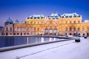 Wien, Österreich – Belvedere-Winternacht