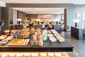 Frühstücksbuffet im Best Western Plus Central Hotel Leonhard Feldkirch – Brote, Croissants, Obst und Cerealien