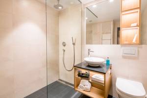 Modernes Badezimmer im Best Western Plus Central Hotel Leonhard, Feldkirch – Regendusche, Waschtisch