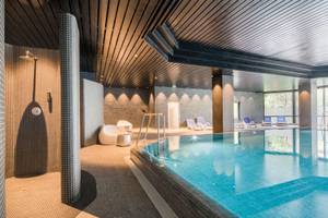 Modernes Hallenbad im Best Western Plus Central Hotel Leonhard Feldkirch mit Pool und Liegestühlen