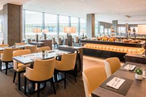 Modernes Restaurant im Best Western Plus Central Hotel Leonhard, Feldkirch – helle Buffetstation und elegante Tische